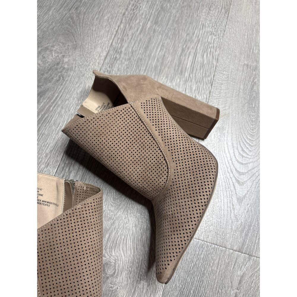 JustFab Chic Peek Perforated Ankle Boots Size 11 Taupe Tan Open Side Pointed Toe - Picture 3 of 10